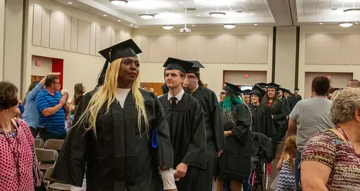 a - b技术高中毕业生度过了艰难的一年 - 新闻 Featured